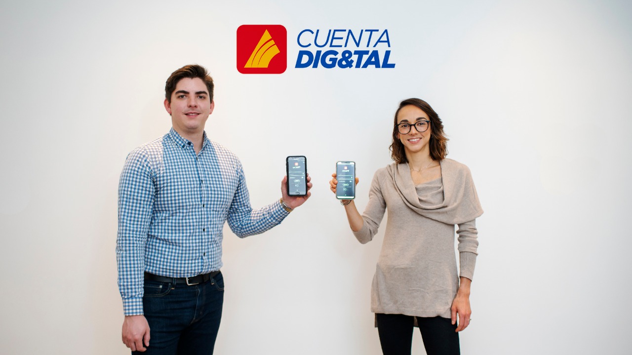 Eduardo Cordón, director de soluciones digitales, y Paola Rossi, gerente de transformación digital, de Banco G&T Continental, presentaron la nueva cuenta. (Foto Prensa Libre: cortesía G&T Continental)
