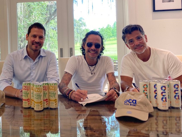Felipe Pimento (Beliv), Marc Anthony y Carlos-Sluman, fundador de Beliv, durante la firma de la alianza. (Foto Prensa Libre: Cortesía) 
