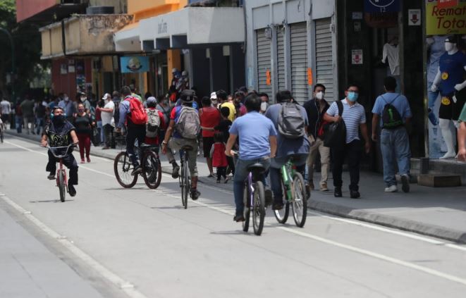 Guatemaltecos salen con mascarilla a las calles para prevenir más contagios de coronavirus. (Foto Prensa Libre: Érick Ávila) 