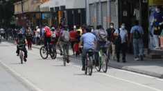 Guatemaltecos salen con mascarilla a las calles para prevenir más contagios de coronavirus. (Foto Prensa Libre: Érick Ávila) 