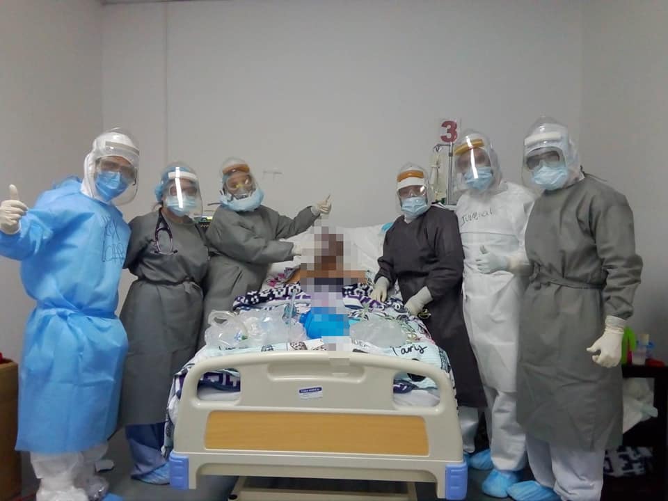 Parte del equipo médico dio a conocer que se dio el primer paciente extubado en el hospital de Quetzaltenango. (Foto Prensa Libre: Cortesía)
