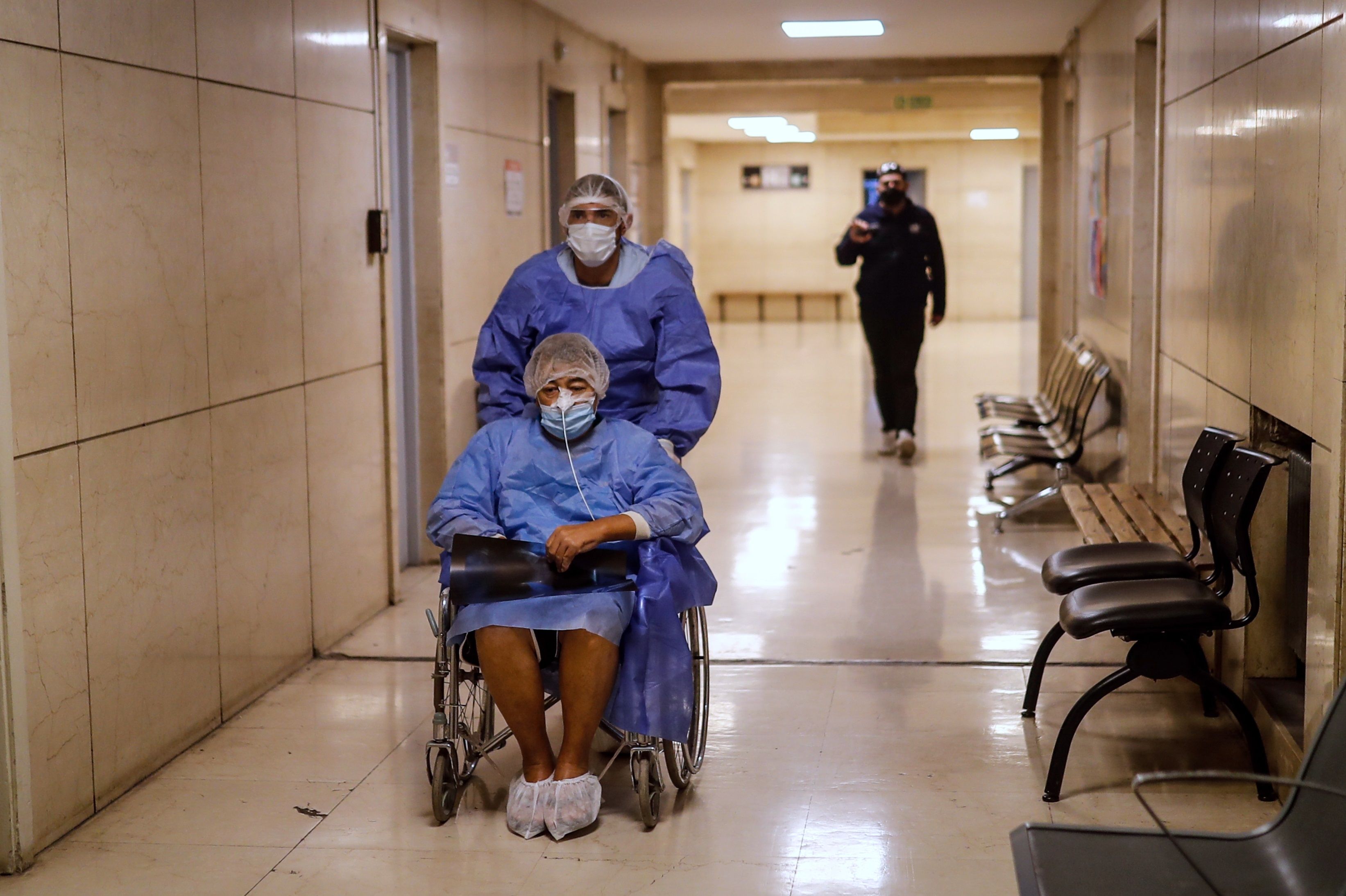 En Argentina 153 mil 507 personas se contagiaron de coronavirus, de los cuales 2 mil 807 murieron y 65 mil 447 se recuperaron, según el último reporte oficial de este viernes. (Foto Prensa Libre: EFE)
