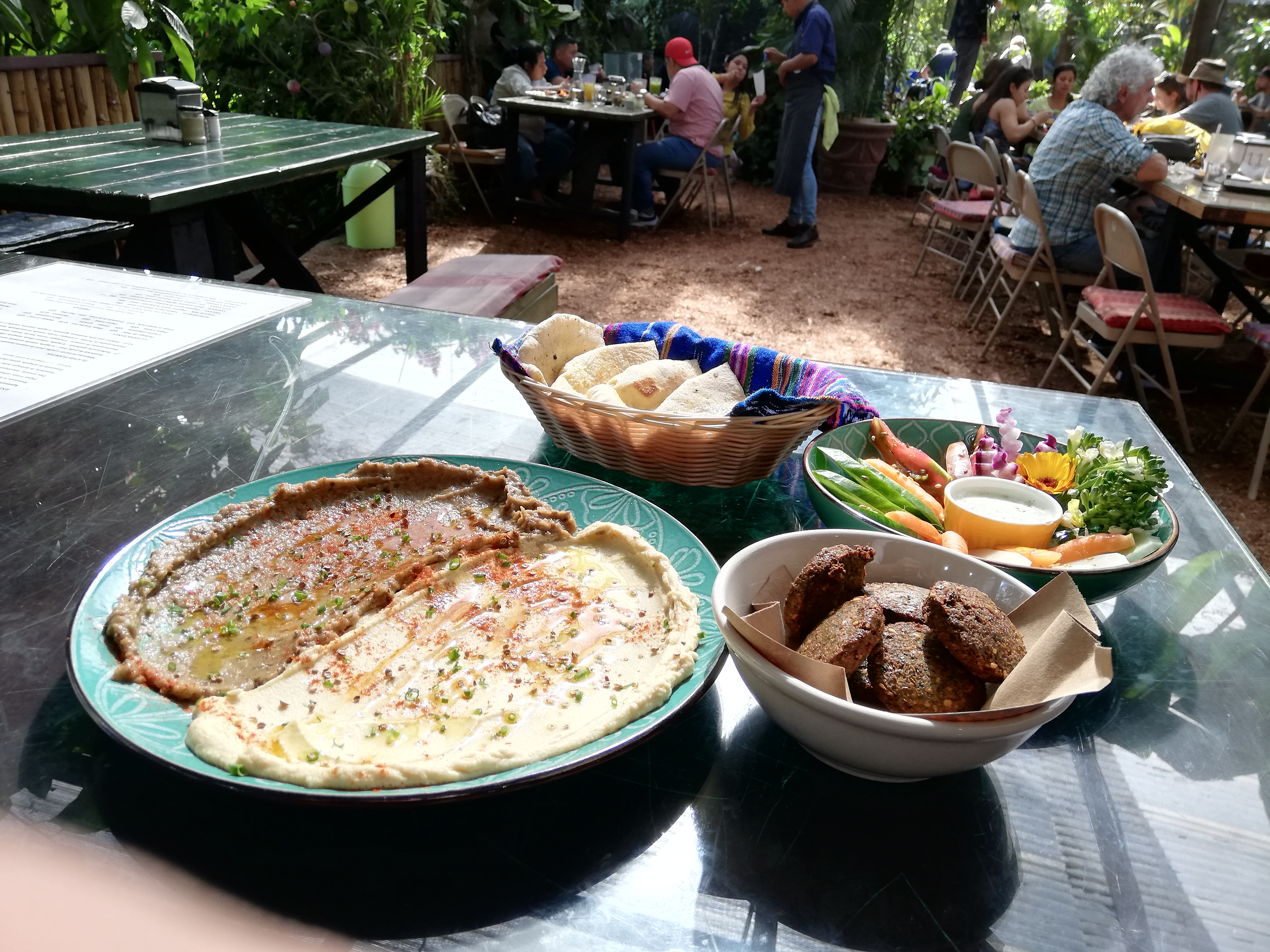 Hummus, babaganush y falafel, receta del chef Esteban Aparicio, de Caoba Café, en Antigua Guatemala, para la cual se utiliza, en su mayoría, ingredientes orgánicos del huerto de Caoba Farms, que brindan mayor cantidad de nutrientes. Se acompaña con pan pita y vegetales frescos. (Foto Prensa Libre, cortesía de Esteban Aparicio)