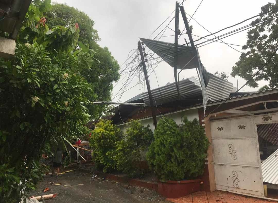 Varias casas de Puerto Barrios, Izabal, se quedaron sin techo, pues el fuerte viento lo desprendió. (Foto Prensa Libre: Dony Stewart)