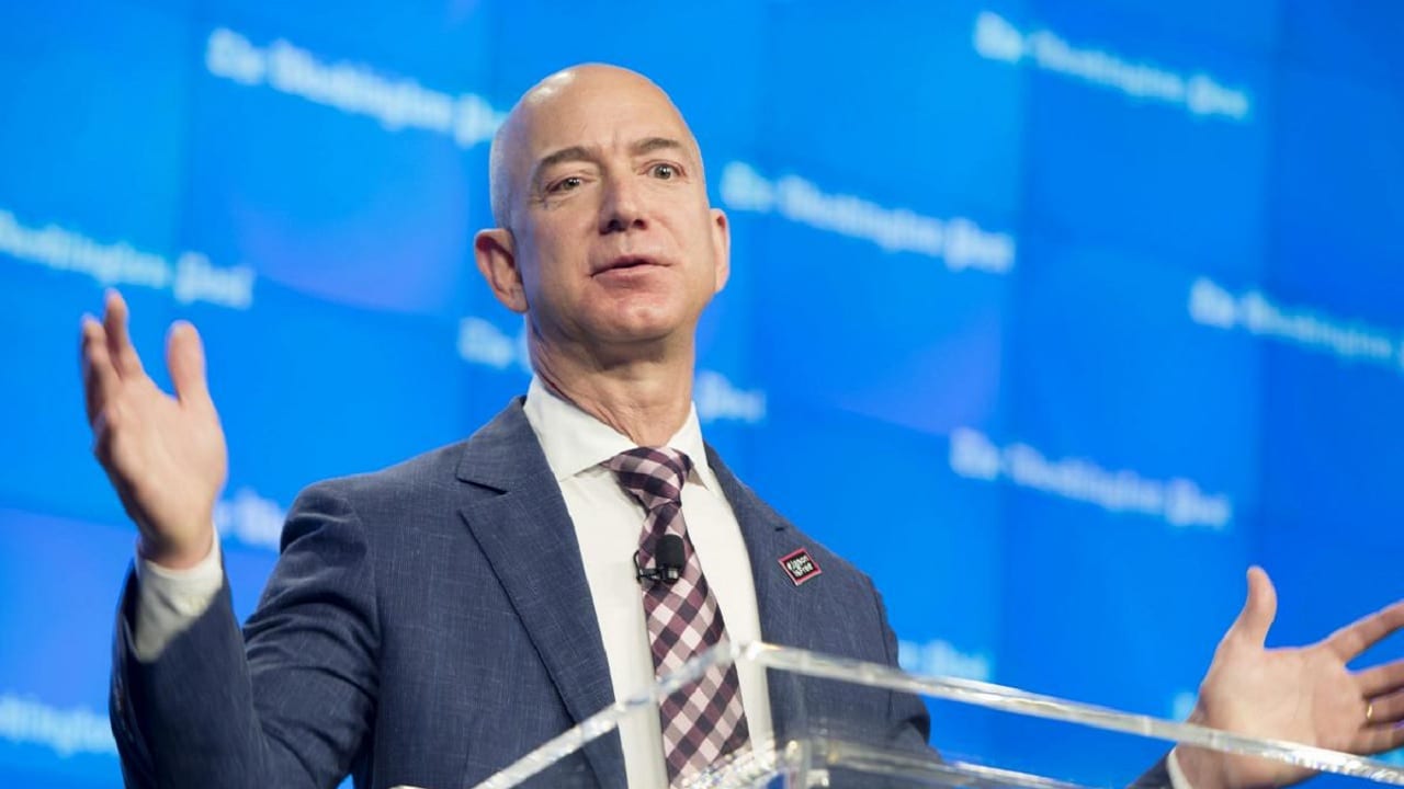Jeff Bezos continúa siendo la persona más rica del mundo. (Foto Prensa Libre: Forbes)
