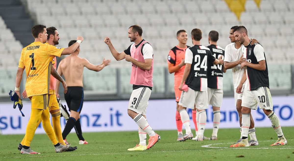 Lazio y Milan empatan y acercan el título a la Juventus