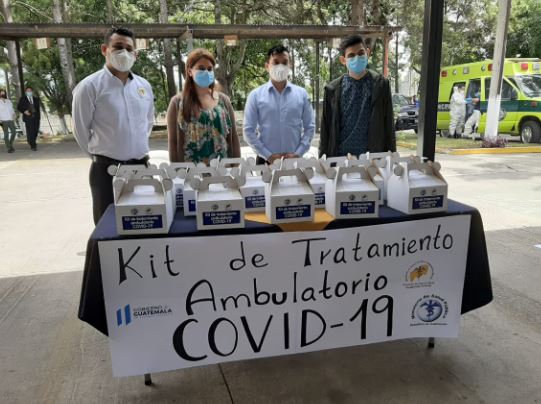 Salud presenta el kit que serpa distribuido a pacientes leves con coronavirus. (Foto Prensa Libre: Andrea Domínguez) 
