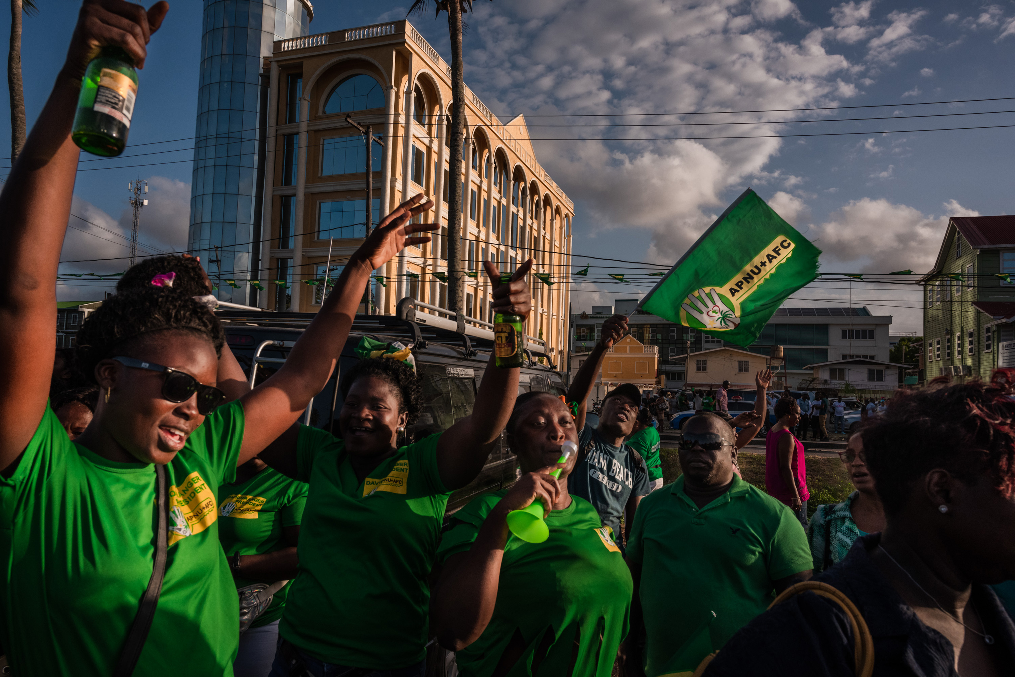 partidarios del presidente David Granger de Guyana celebran después de una elección en Georgetown, Guyana, el 4 de marzo de 2020. Granger perdió pero se negó a renunciar. (Foto Prensa Libre: Adriana Loureiro Fernandez/The New York Times)