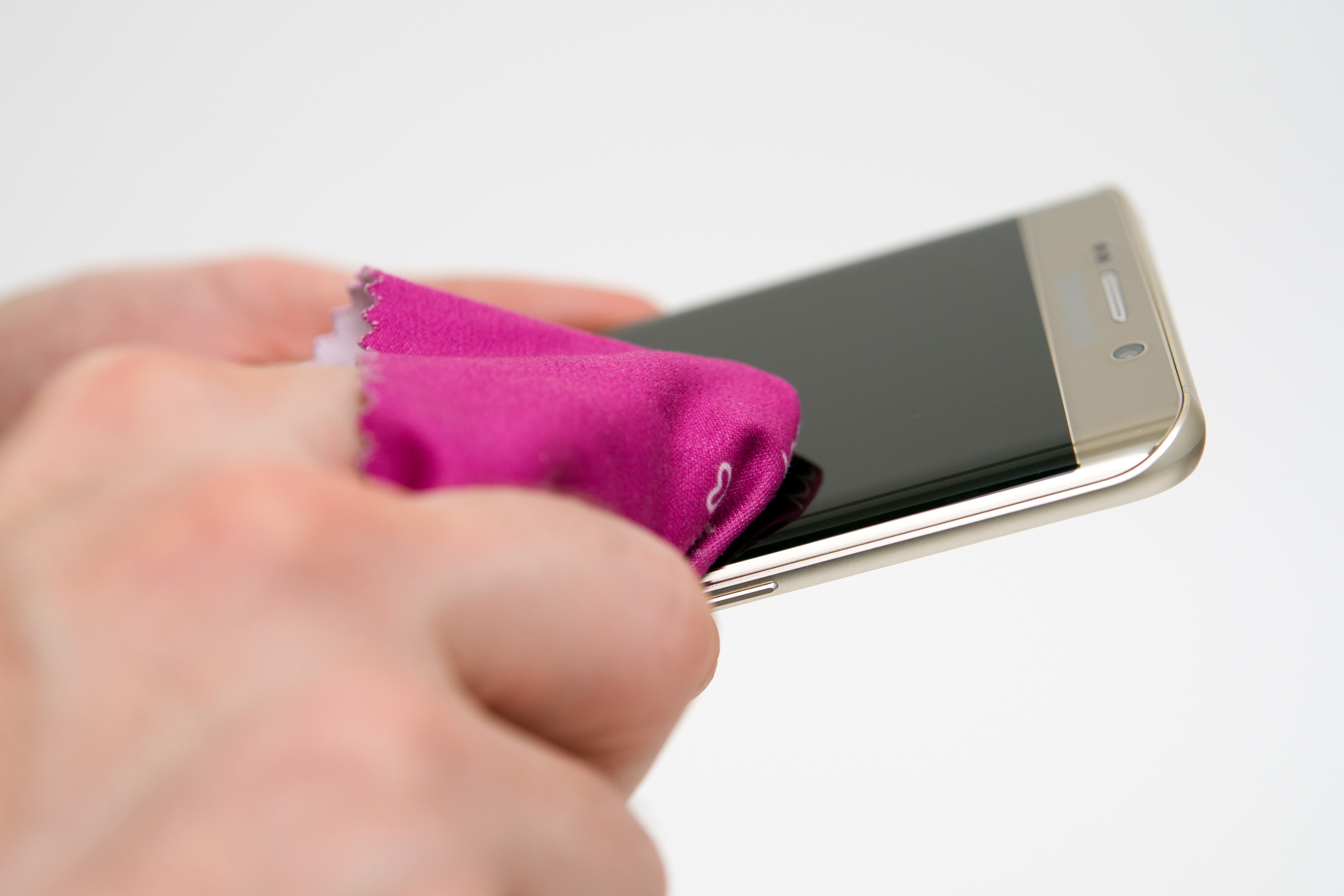 Los fabricantes recomiendan limpiar el teléfono móvil con un paño de microfibra suave, sin pelusas y ligeramente humedecido. Foto Prensa Libre: DPA