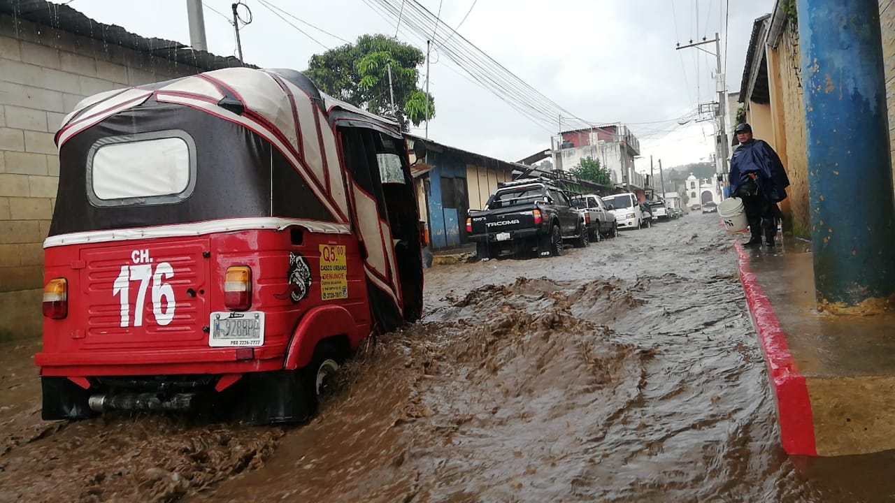 La calle de El Calvario, en El Tejar, Chimaltenango, se inundó a causa de la lluvia. (Foto Prensa Libre: César Pérez)