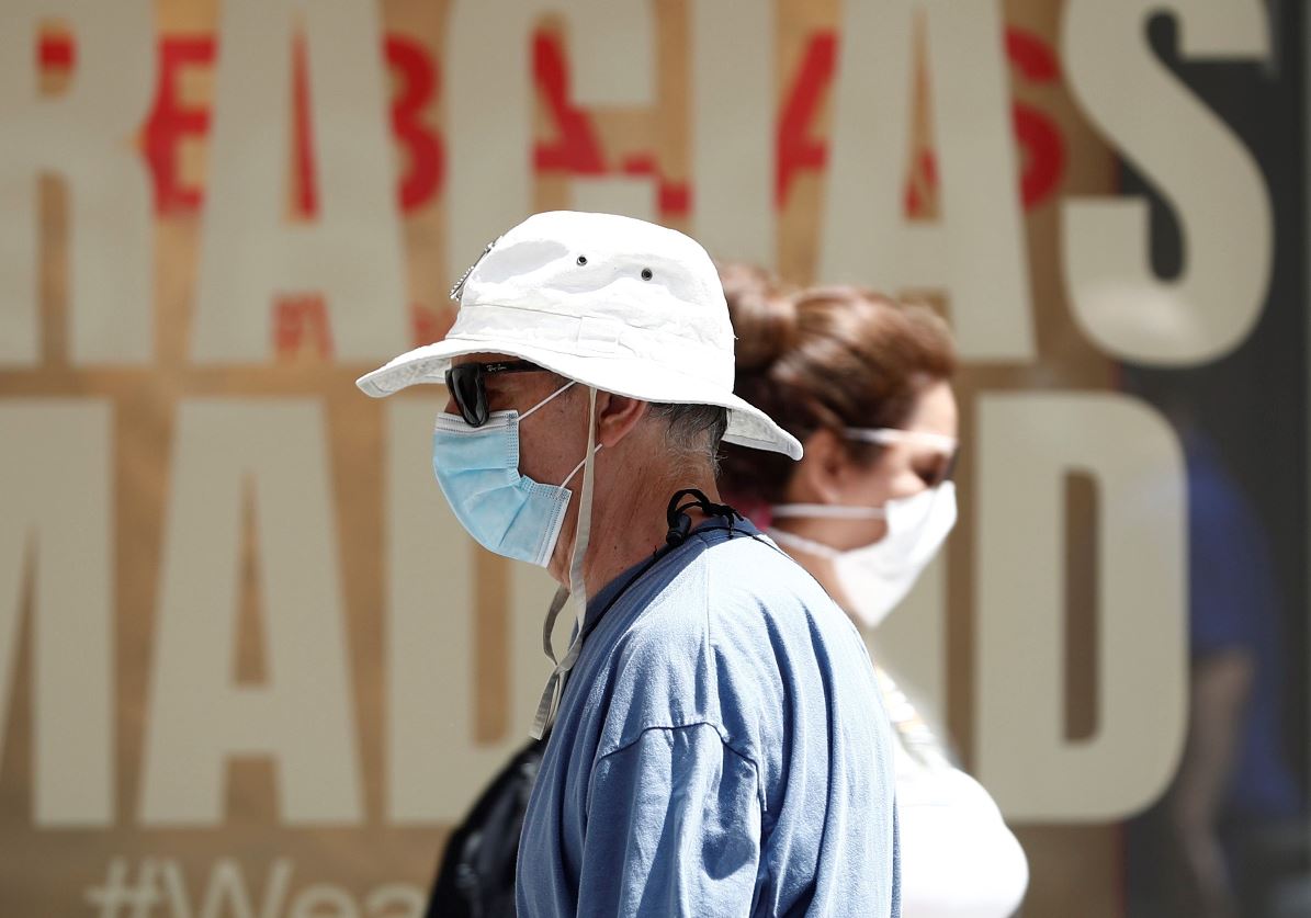 Madrid ha declarado obligatorio el uso de mascarilla en todos los espacios, abiertos o cerrados para prevenir contagios de coronavirus. (Foto Prensa Libre: EFE)