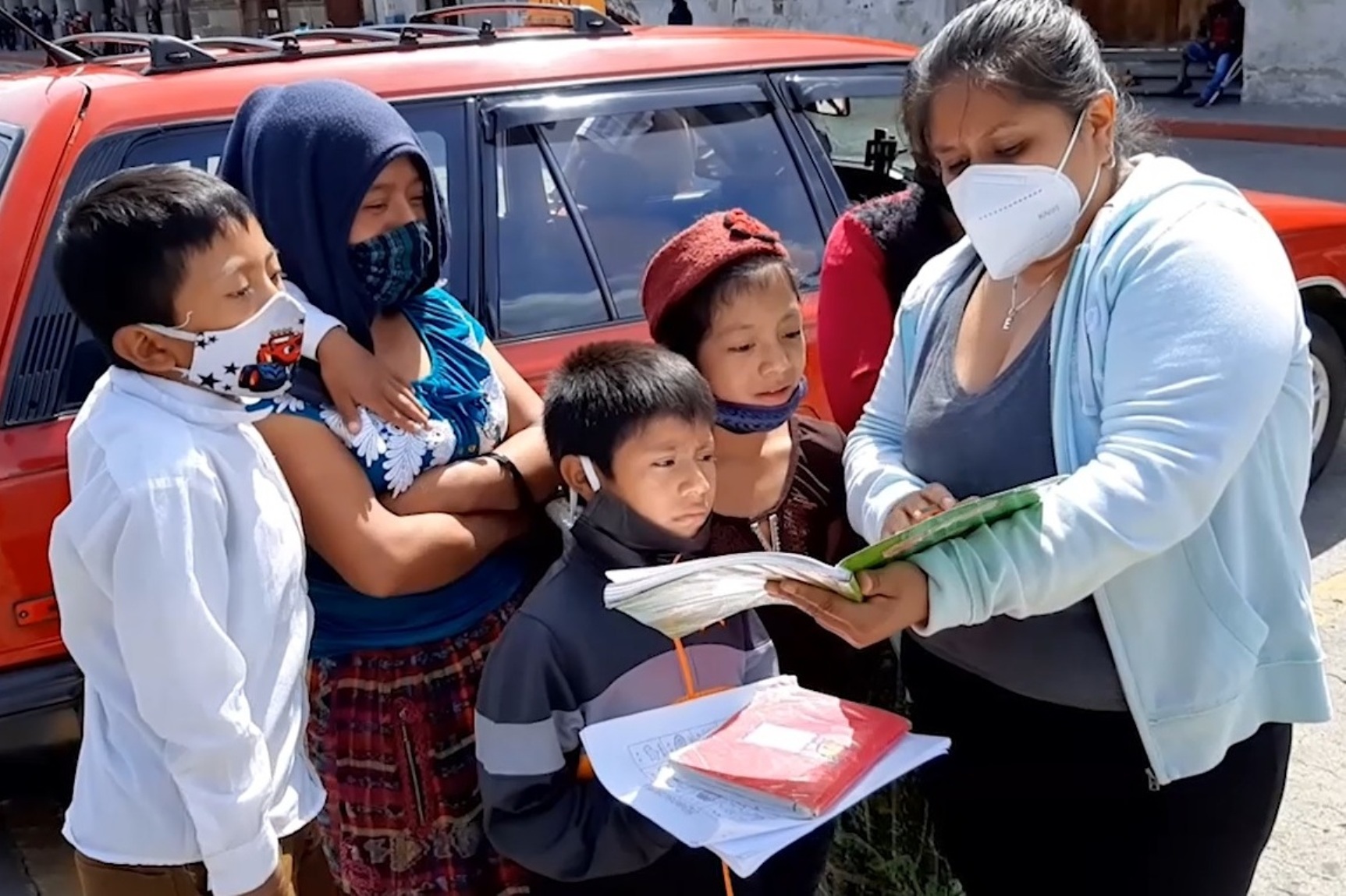 La maestra se reúne con sus estudiantes cada 10 días o una vez por semana. (Foto Prensa Libre: María Longo) 
