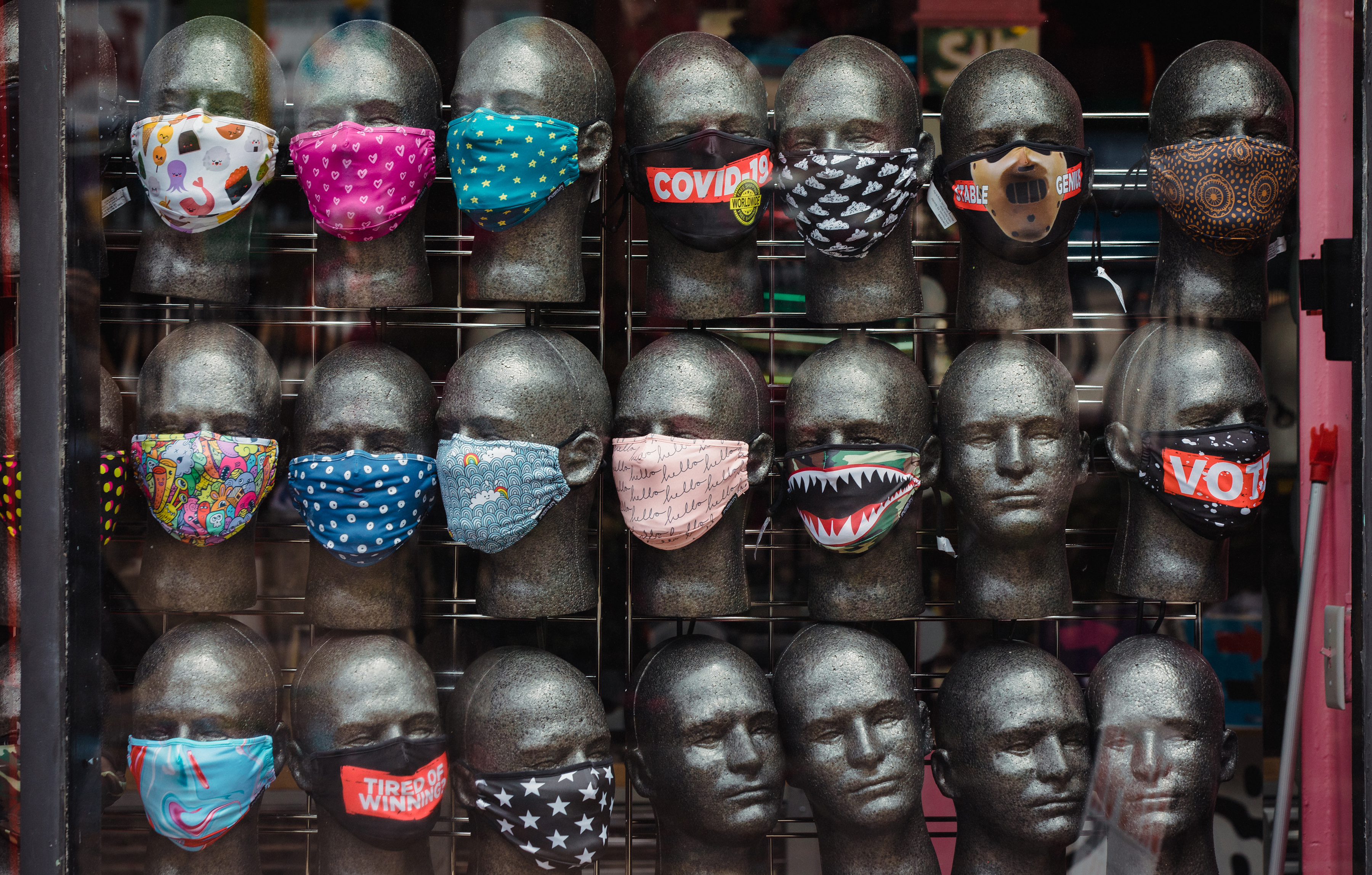 Mascarillas en una tienda del barrio Little Five Points de Atlanta, el 6 de julio de 2020. (Dustin Chambers / New York Times)

