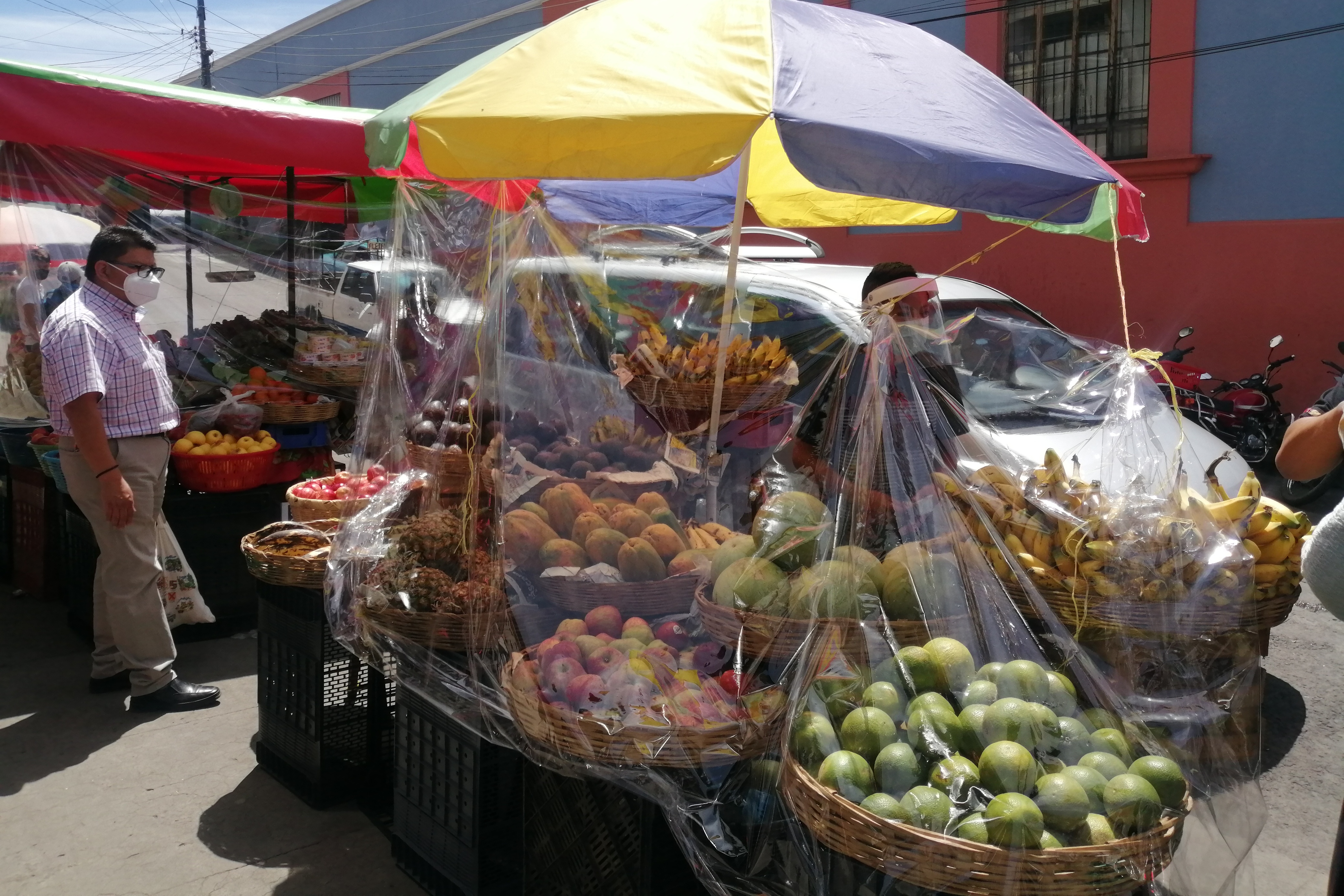 Vendedores del Centro Comercial Municipal trabajan para que los mercados sean más seguros y no reciban señalamientos de vulnerabilidad para contagios de coronavirus. (Foto Prensa Libre: María Longo) 