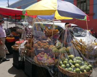 Comerciantes del mercado en el Centro Histórico de Xela se organizan para combatir el coronavirus
