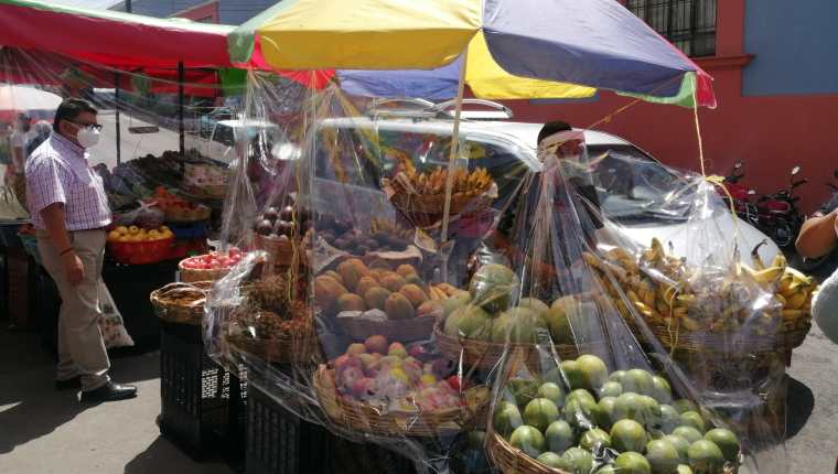 Vendedores del Centro Comercial Municipal trabajan para que los mercados sean más seguros y no reciban señalamientos de vulnerabilidad para contagios de coronavirus. (Foto Prensa Libre: María Longo) 