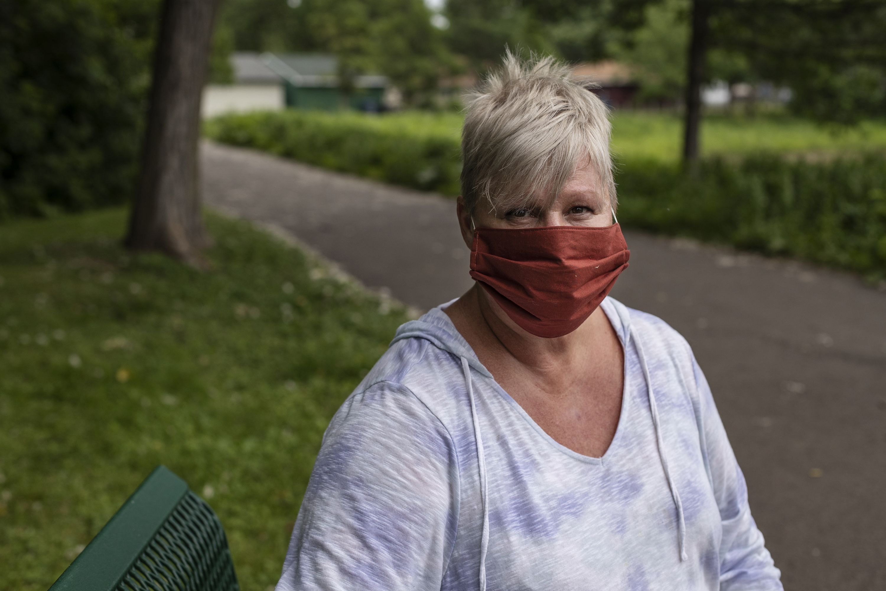 Joni Kueng, madre de Alex Kueng, uno de los policías arrestados en la muerte de George Floyd, en Minneapolis, el 9 de junio de 2020. (Foto Prensa Libre: The New York Times)