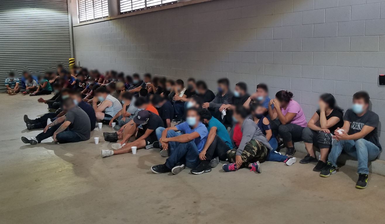 MIgrantes centroamericanos que viajaban en un camión y que fueron hallados por la Patrulla Fronteriza el pasado 22 de julio. (Foto: CBP)