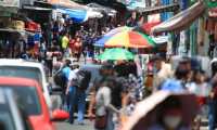 Los guatemaltecos sales con mascarilla a la calles para prevenir más contagios de coronavirus. (Foto Prensa Libre: Carlos Hernández)