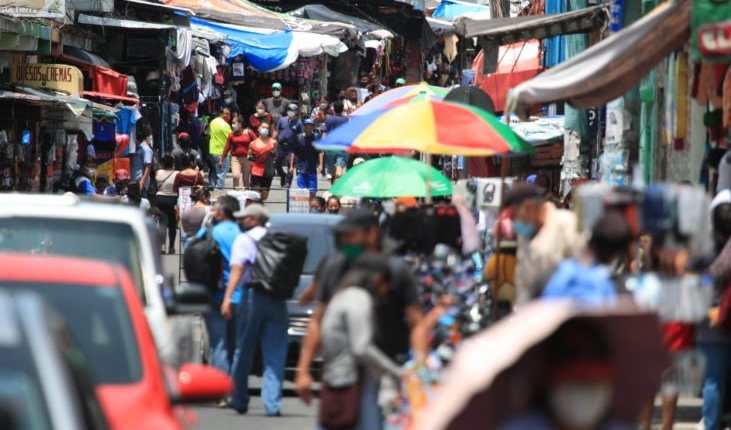 Los guatemaltecos sales con mascarilla a la calles para prevenir más contagios de coronavirus. (Foto Prensa Libre: Carlos Hernández)