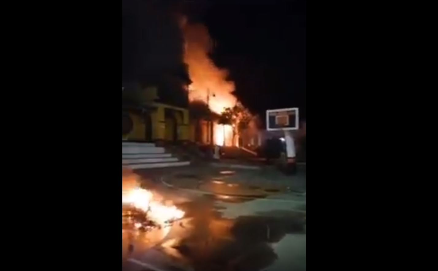 Vecinos inconformes con la clasificación en rojo del municipio de San Lucas Tolimán, Sololá, quemaron el edificio municipal. (Foto Prensa Libre: Cortesía)