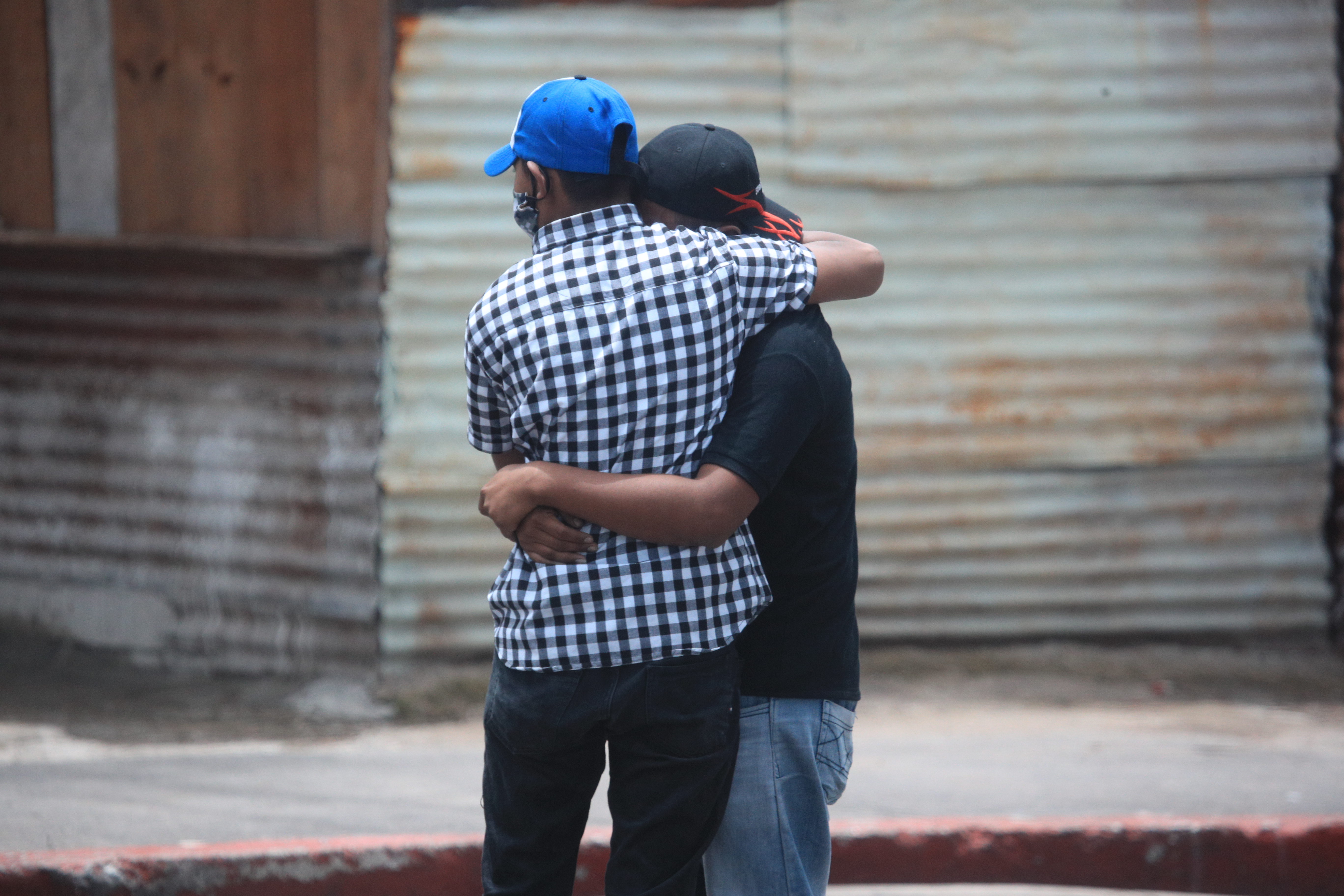 En la entrada del cementerio la verbena, una familia despide a su ser querido, fallecido por Covid-19. (Foto Prensa Libre: Carlos Hernández)