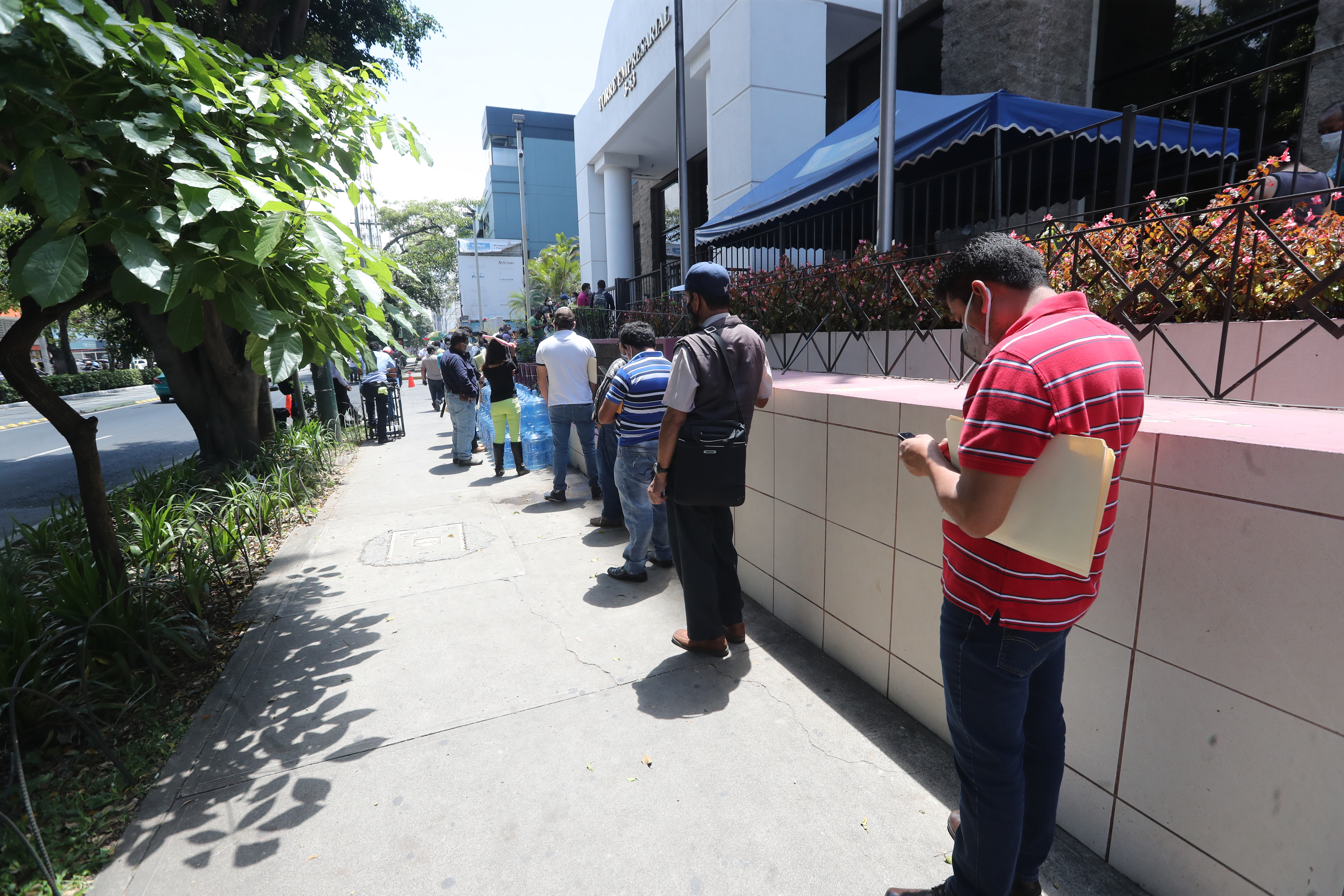 El economista Paul Boteo director ejecutivo de la Fundación Libertad y Desarrollo afirmó que lo más probable es una segunda ola de despidos, suspensiones y reducciones de salarios en los próximos cinco meses por las medidas anunciadas el pasado 12 de julio. (Foto Prensa Libre: Érick Ávila)