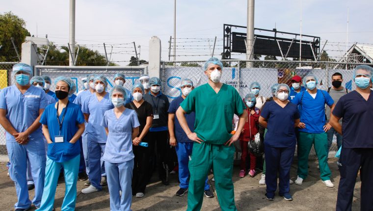 La falta de equipo de protección, pago de salarios y contratos son algunas quejas que han expuesto el personal médico del hospital temporal del Parque de la Industria. (Foto Prensa Libre: Fernando Cabrera)