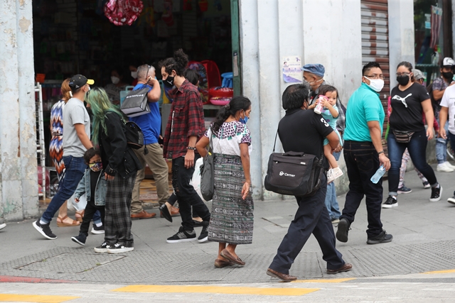 Algunos alcaldes emiten reglamentos adicionales para la contención del covid que regulan el horario de puestos de comercio.  (Foto Prensa Libre: Érick Ávila)