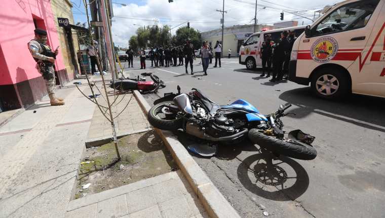 Hecho de tránsito de dos motos en la avenida Elena de la zona 1, una persona falleció y dos más fueron trasladados a un hospital. Foto Prensa Libre: Érick Ávila. 