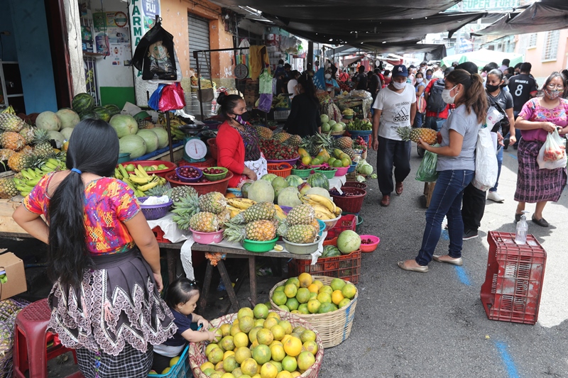 Guatemaltecos están obligados al uso de mascarilla para prevenir la posibilidad de contagio de coronavirus. (Foto Prensa Libre: Érick Ávila)