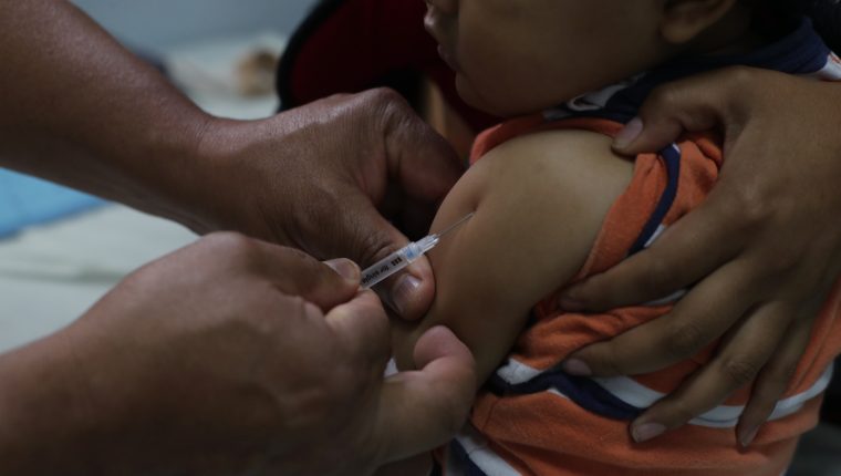 La inmunización de los niños es importante para fortalecer su salud. (Foto Prensa Libre: Hemeroteca PL) 
