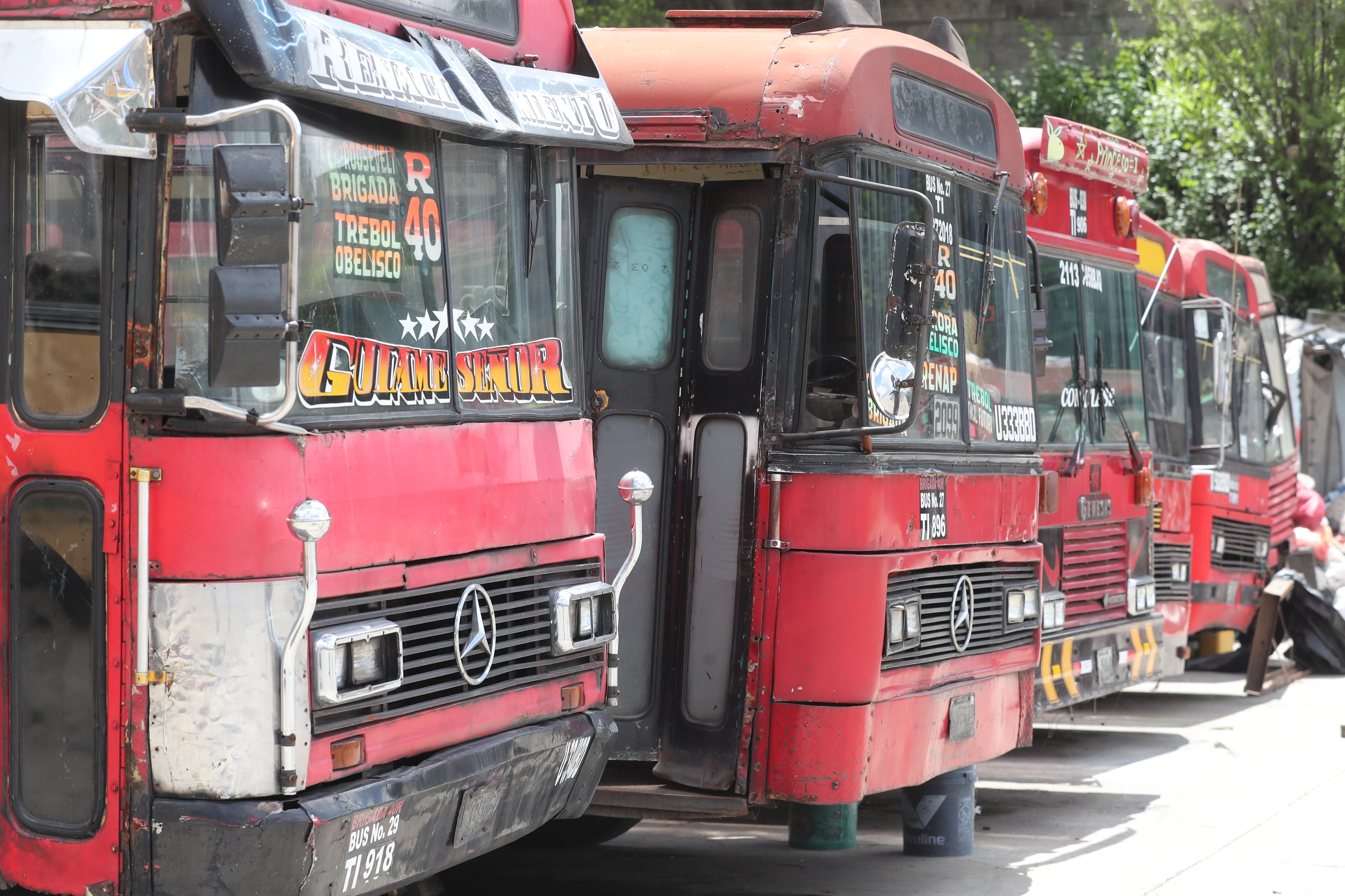 Buses rojos aún no están preparados para prestar el servicio. (Foto Prensa Libre: Érick Ávila)