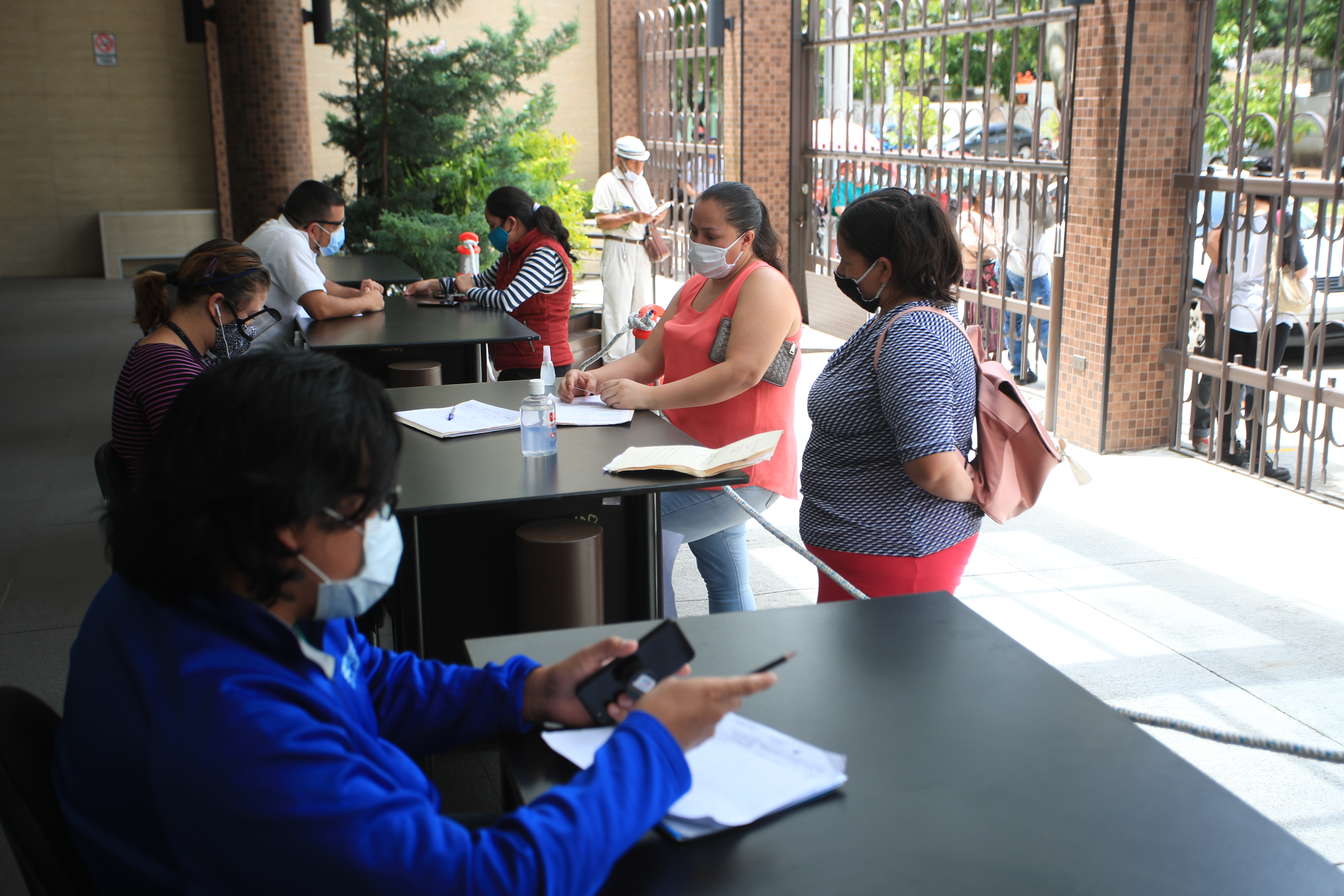 El Bono familia tiene una ejecución del 33% que equivale a unos Q1 mil 974 millones, comprometido otro monto similar y un saldo de Q4 mil 025 millones, según Finanzas. (Foto Prensa Libre: Carlos Hernández)