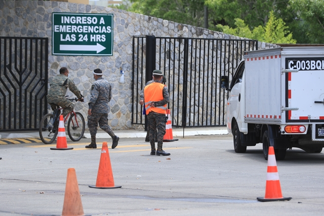 Ingreso al Centro Médico Militar, zona 17 capitalina. (Foto Prensa Libre: Juan Diego González)