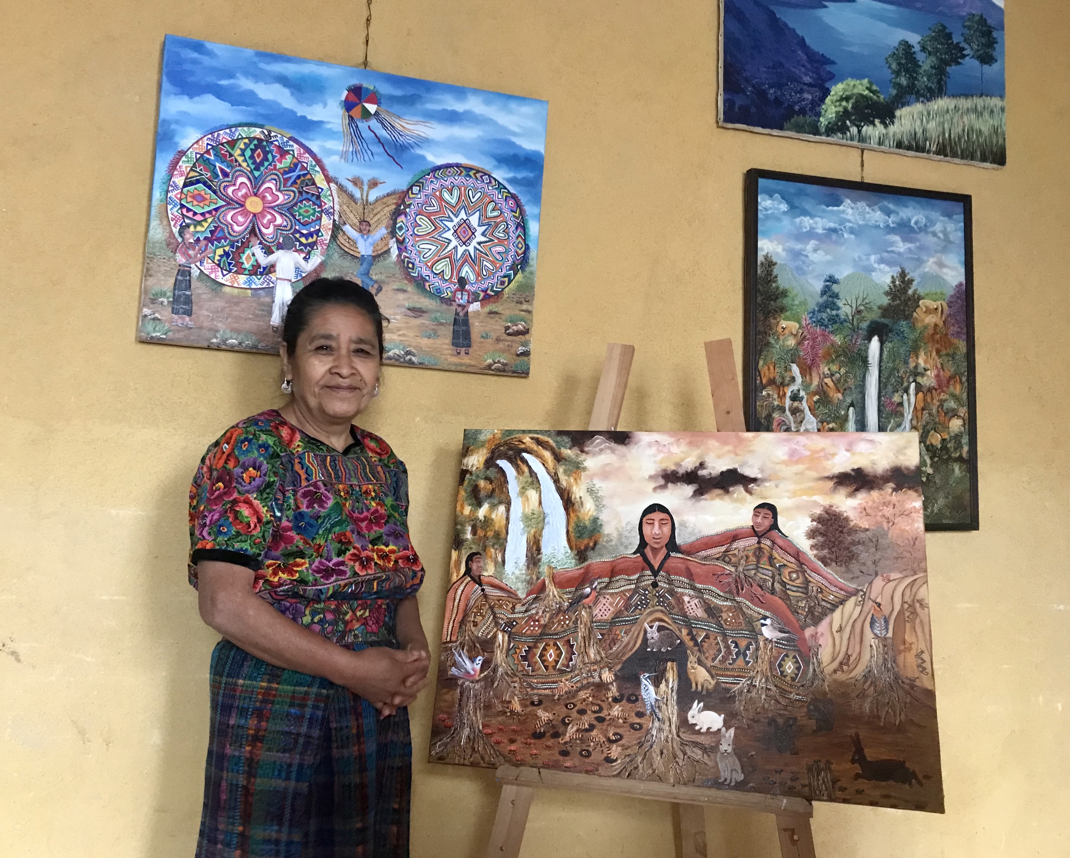 La artista maya kaqchikel junto a sus obras. (Foto Prensa Libre: Cortesía Paula Nicho) 