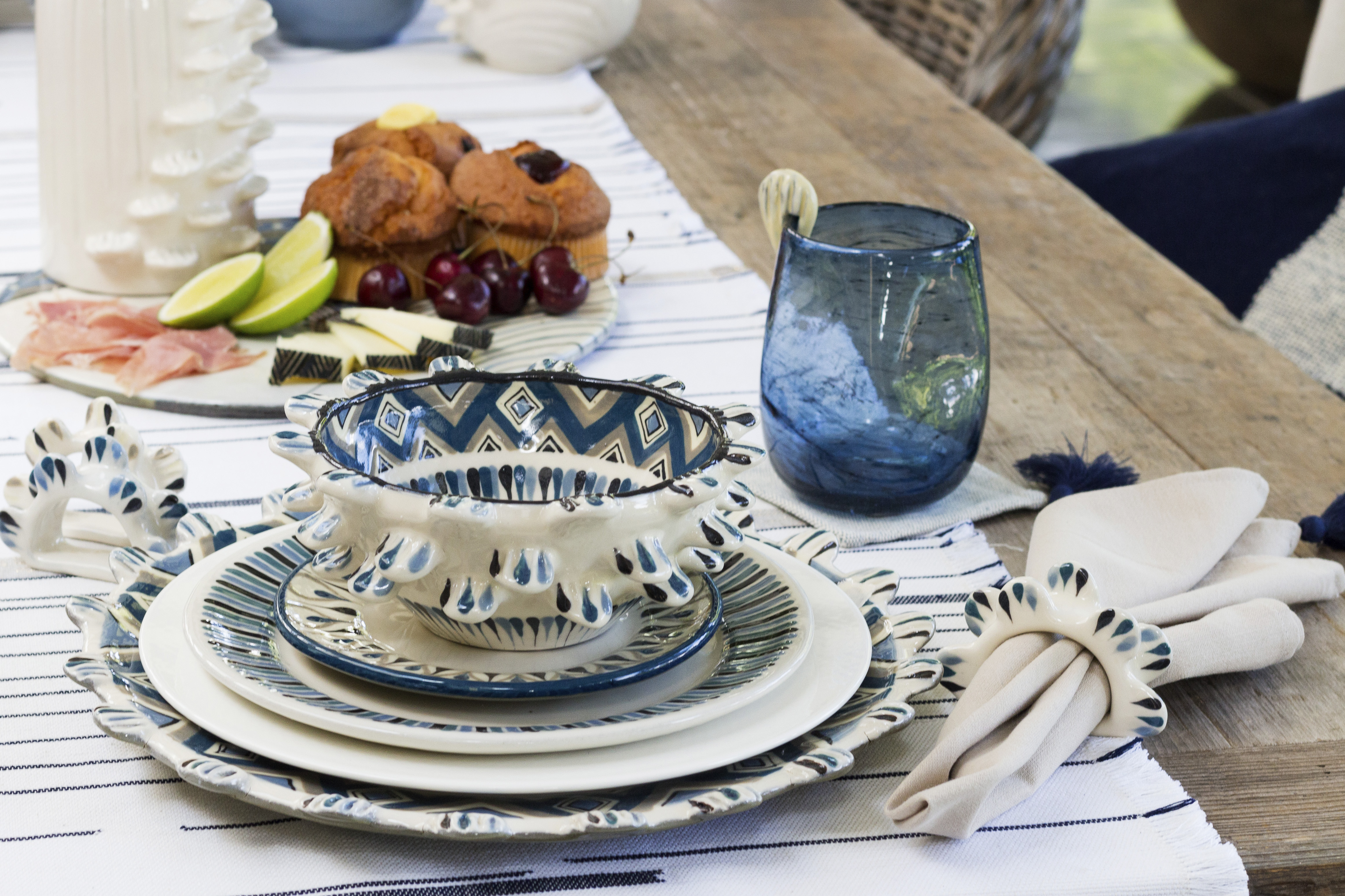 Maya Loom es una marca de ropa, accesorios y cerámica, y es elaborada con detalles artesanales y artísticos. (Foto Prensa Libre: cortesía Maya Loom)