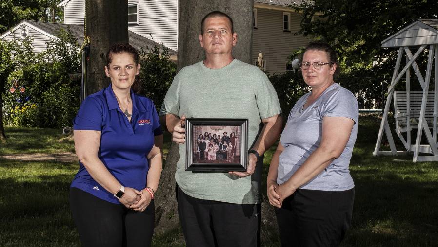 De izquierda a derecha: los hermanos Elizabeth Fusco, Joe Fusco y Maria Reid, en Freehold, N.J., hogar de Joe Fusco, el 9 de junio de 2020. La familia Fusco perdió cinco parientes por el coronavirus. (Foto Prensa Libre: The New York Times)