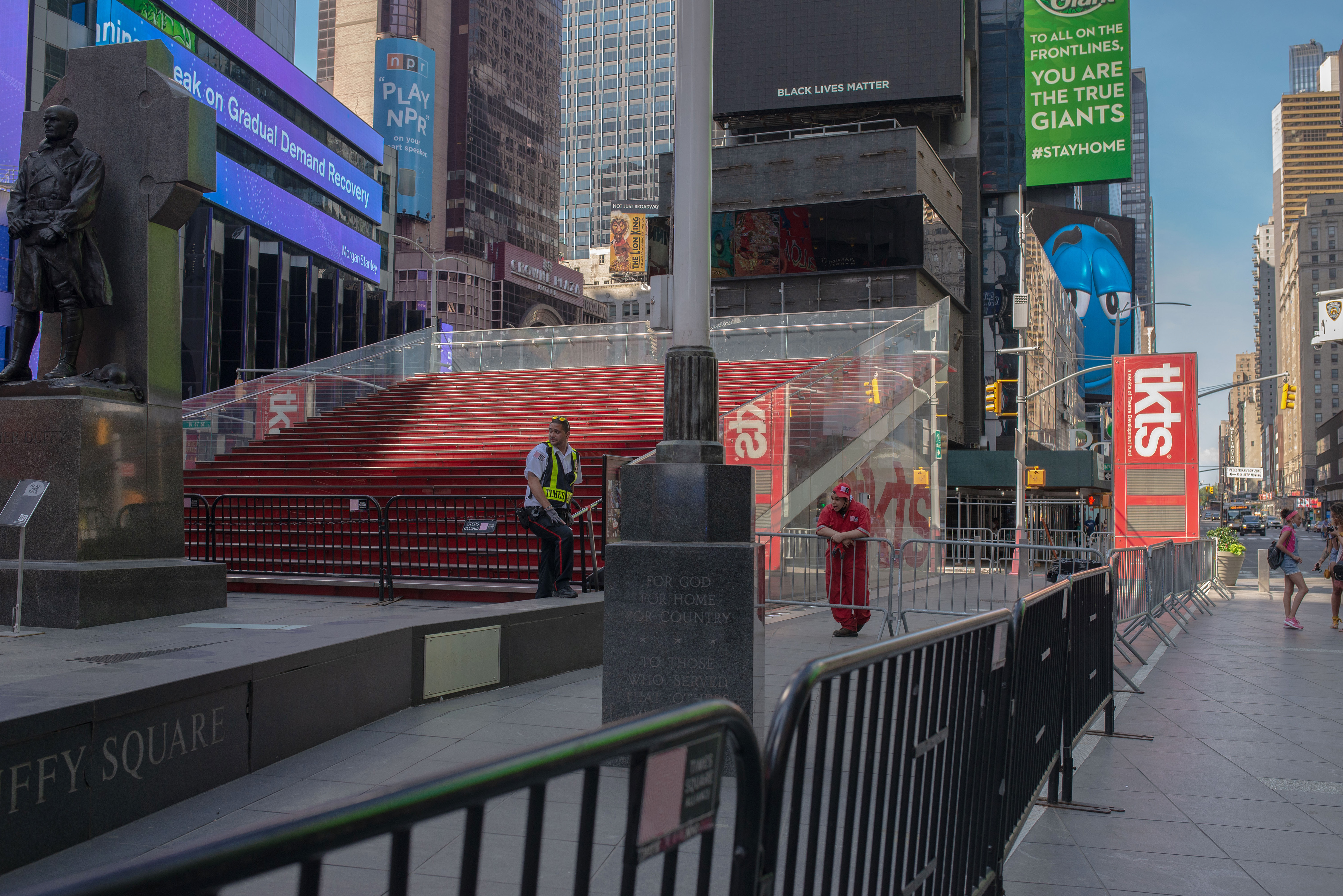 Los escalones rojos en Times Square, Manhattan, el 22 de junio de 2020. (Foto Prensa Libre: The New York Times)