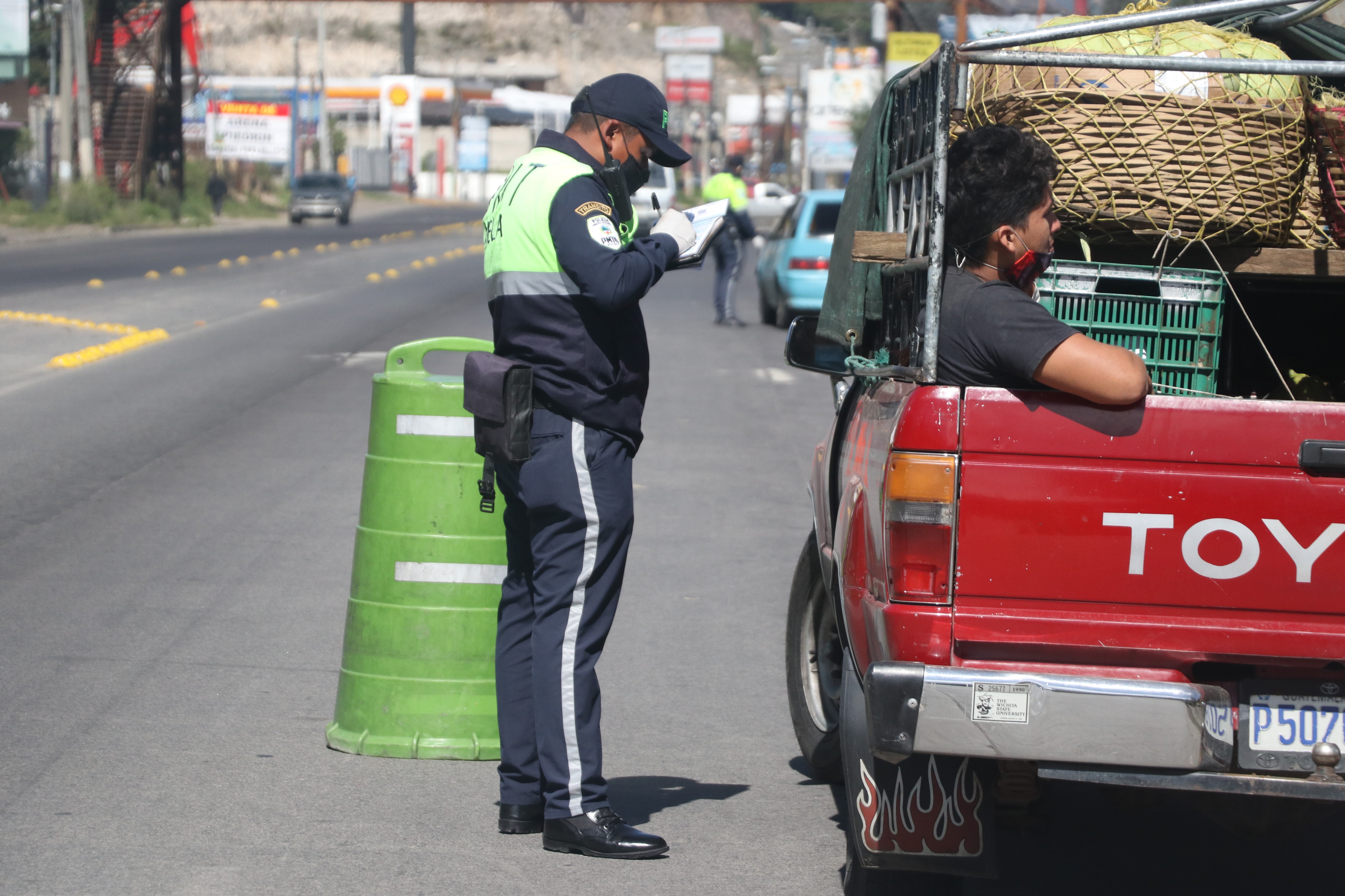 Las multas impuestas fueron por no tener la documentación correcta o por circular en día prohibido sin justificación. (Foto Prensa Libre: Raúl Juárez)