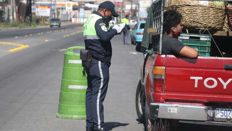 Las multas impuestas fueron por no tener la documentación correcta o por circular en día prohibido sin justificación. (Foto Prensa Libre: Raúl Juárez)