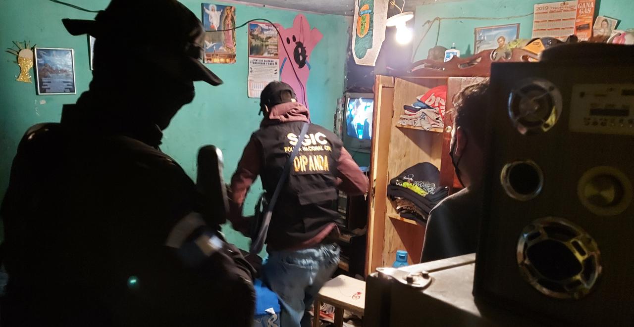 Agentes de la División contra Pandillas apoyan allanamientos contra extorsiones. (Foto Prensa Libre: PNC)