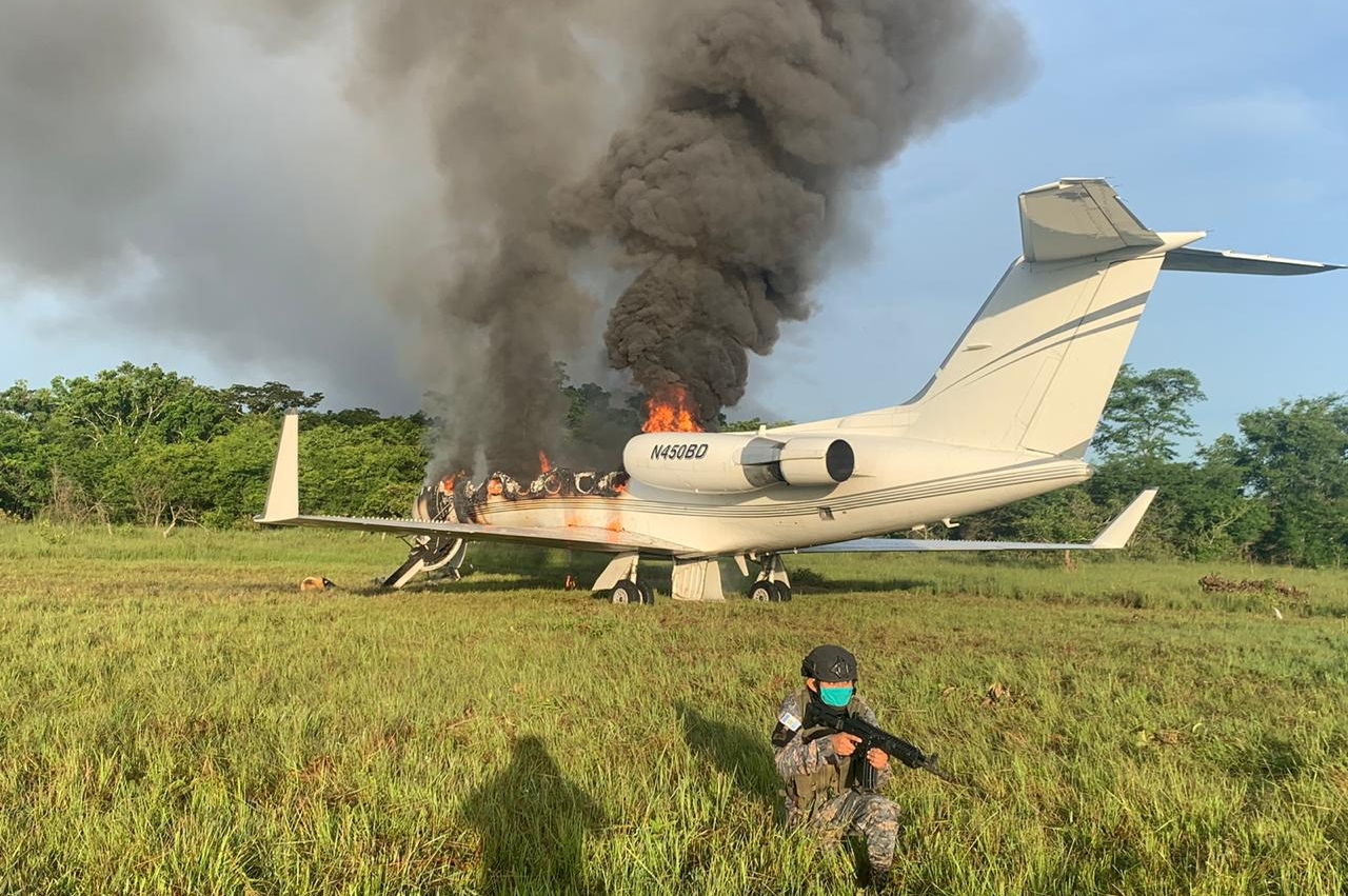 La aeronave localizada en El Chal, Petén, es resguardada por patrullas del Ejército de Guatemala. (Foto Prensa Libre: Ejército de Guatemala)