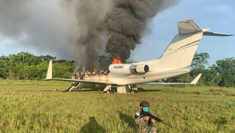 La aeronave localizada en El Chal, Petén, es resguardada por patrullas del Ejército de Guatemala. (Foto Prensa Libre: Ejército de Guatemala)