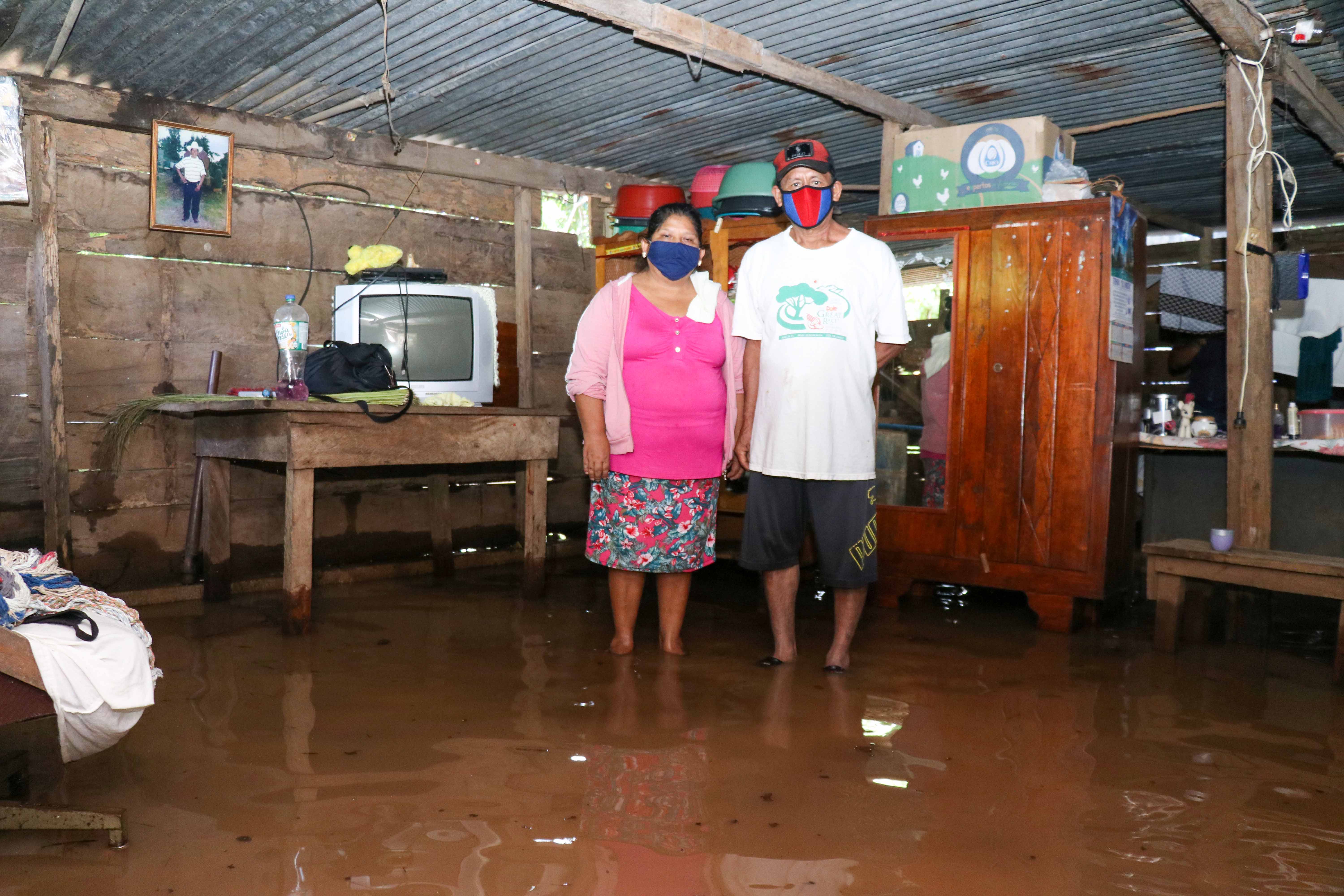 La vivienda de los esposos García está inundada desde hace dos días y, según ellos, el nivel del agua se mantiene por el desbordamiento de un riachuelo que está a unos cien metros de distancia. (Foto Prensa Libre: Rolando Miranda)