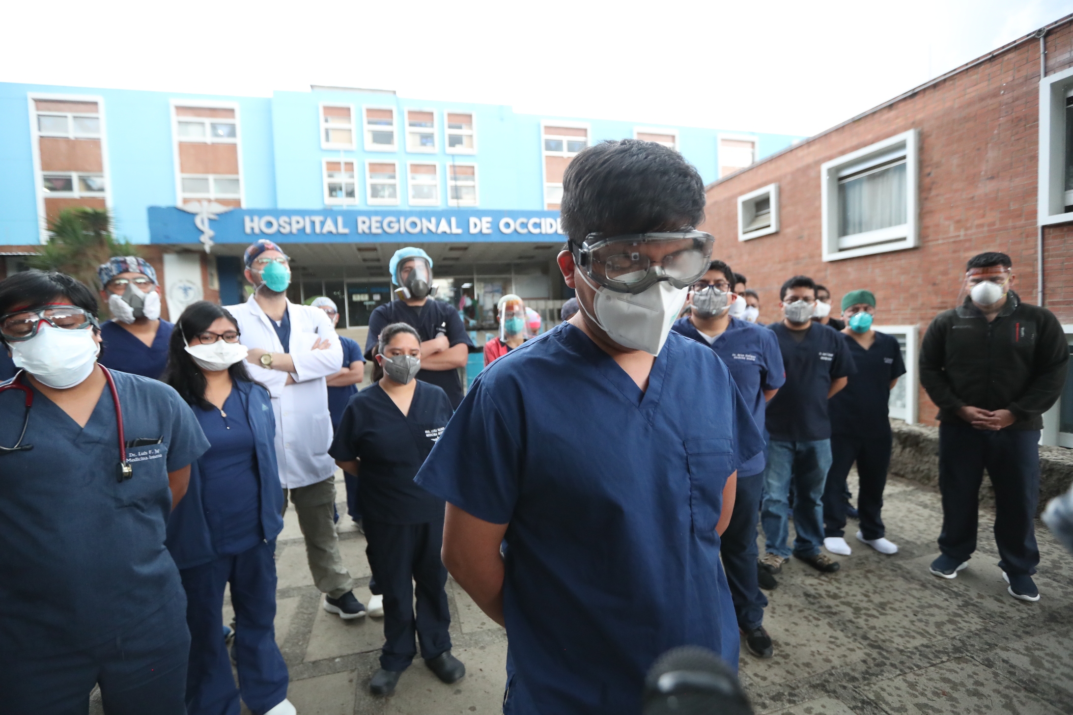Los médicos dieron a conocer las dificultades que deben vencer para atender a los pacientes. (Foto Prensa Libre: María Longo) 