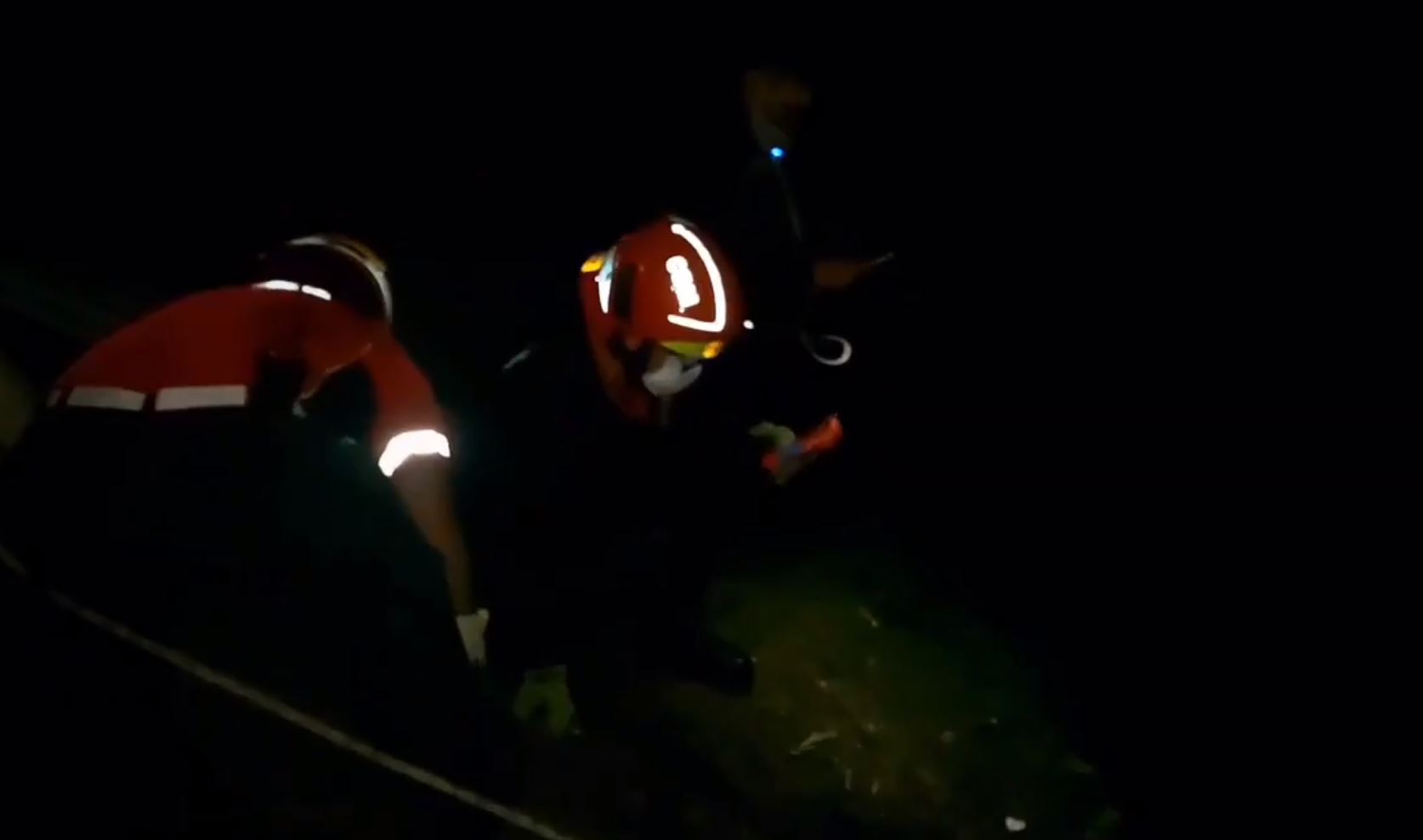 Bomberos Municipales utilizan equipo especial para rescatar de un barranco a una mujer. (Foto Prensa Libre: Bomberos Municipales)
