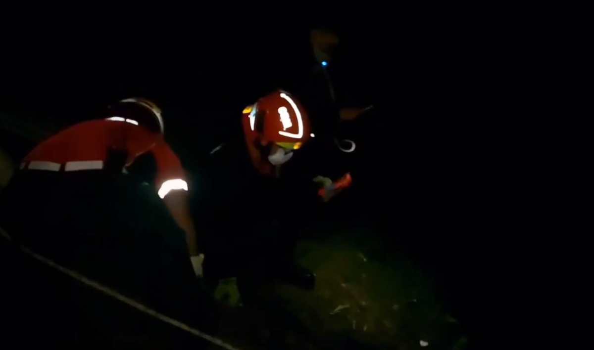 Video: joven mujer es rescatada luego de haber caído a un barranco en Chinautla