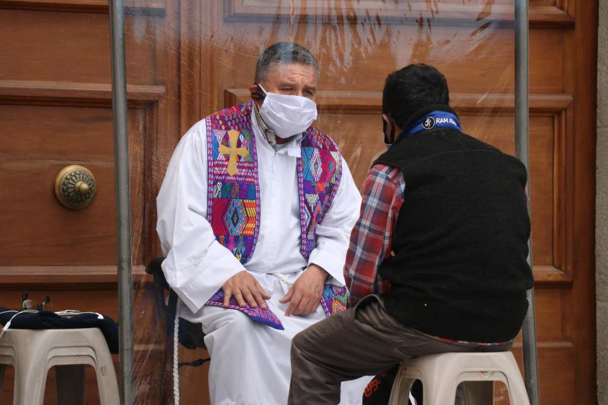 El sacerdote, Mario Domínguez, espera que esta medida apoye en la fe de las personas ante la pandemia. (Foto Prensa Libre: Raúl Juárez)
