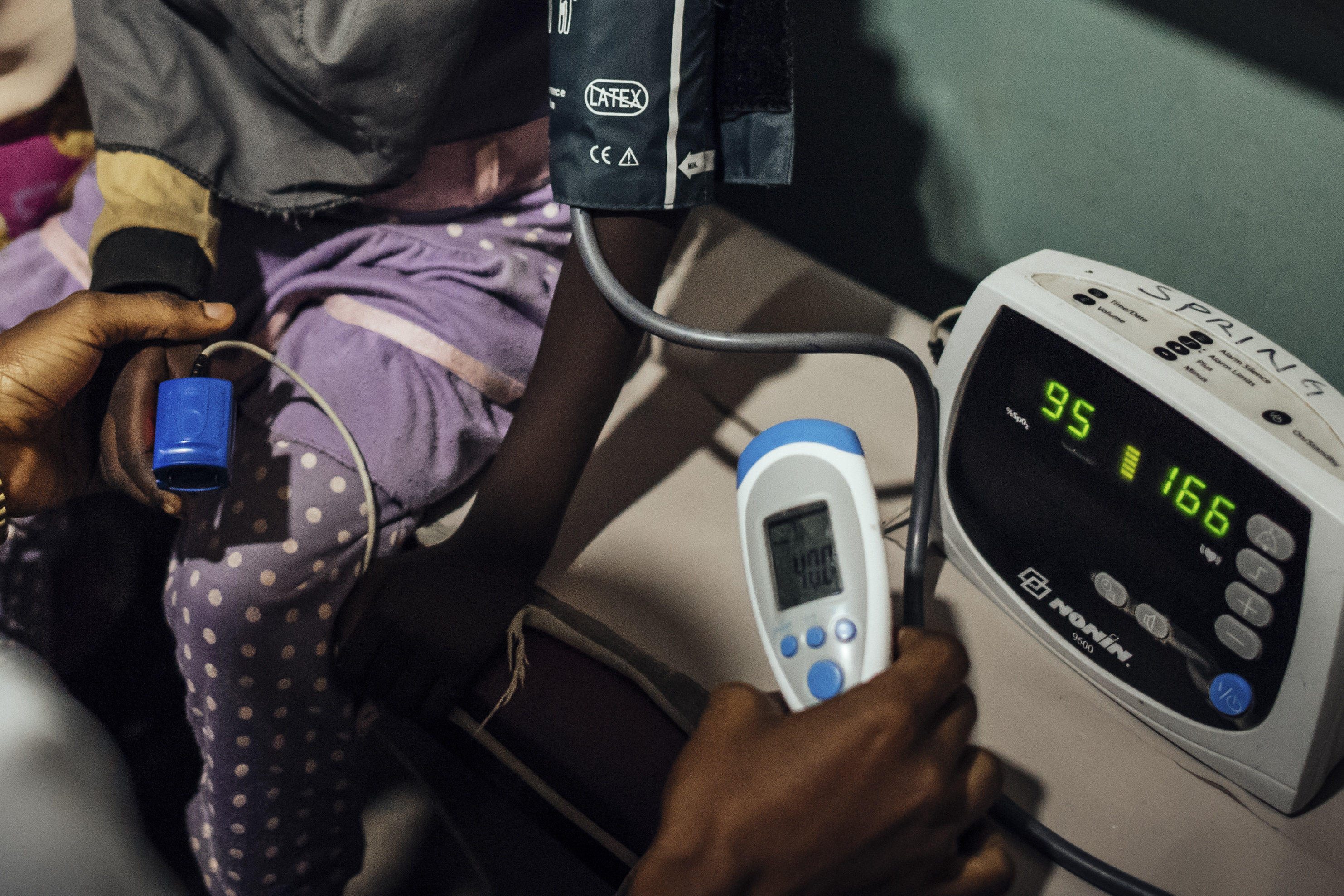 Revisión de un paciente con un oxímetro de pulso en un hospital de Kano, Nigeria, el 25 de julio de 2019. Foto Prensa Libre: The New York Times.